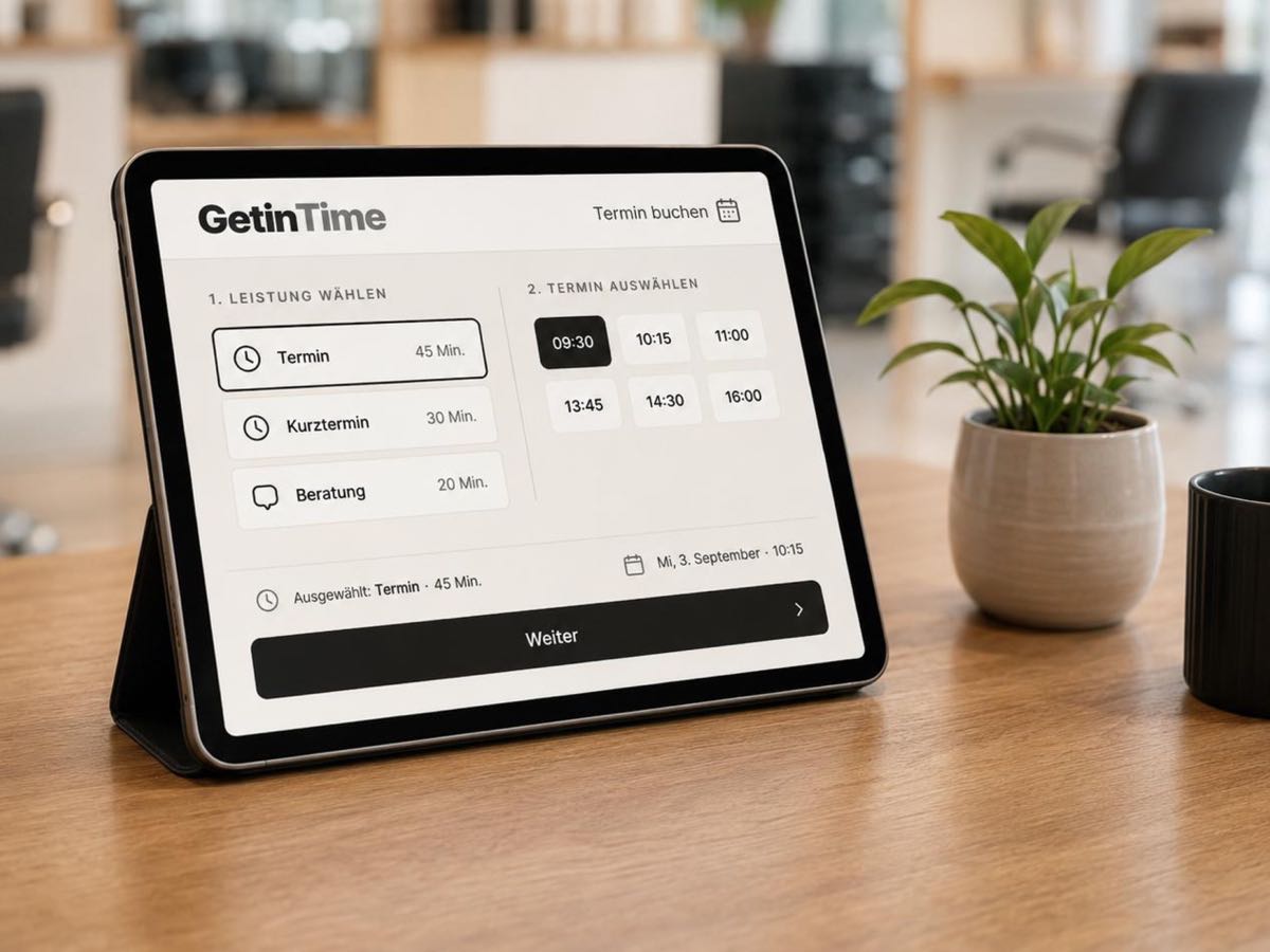 Tablet auf einem Holztisch, auf dem Bildschirm die GetinTime-Buchung mit Leistungen und freien Uhrzeiten