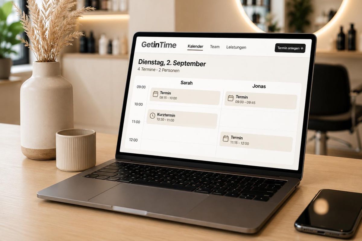 Laptop auf einem hellen Tresen, auf dem Bildschirm der GetinTime-Kalender mit den Terminen von zwei Personen